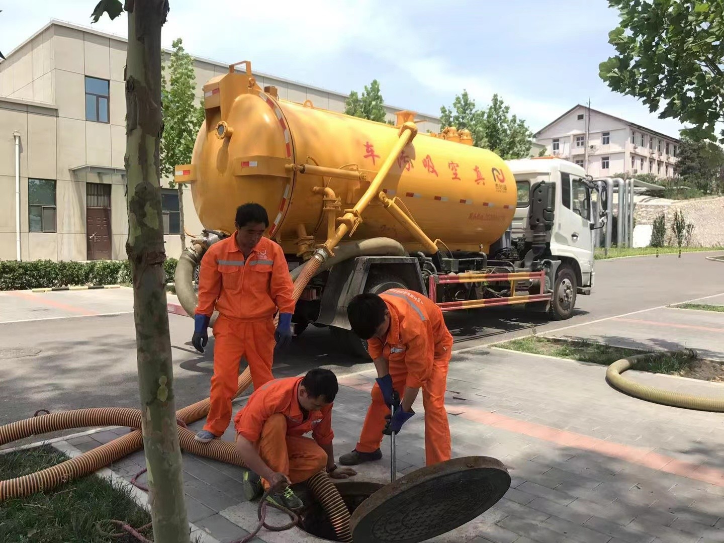 铁力管道疏通车停在窨井附近