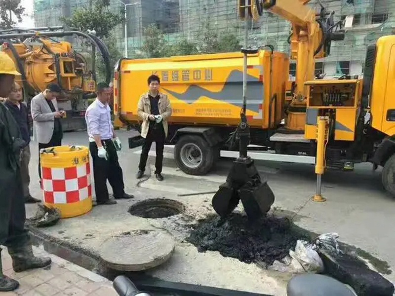 铁力街道：网格员化身“清道夫”，为民解忧疏通“堵心”化粪池