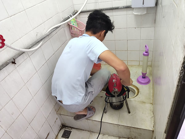 铁力肥皂掉到马桶里把马桶堵住了怎么办？马桶堵住了怎么办