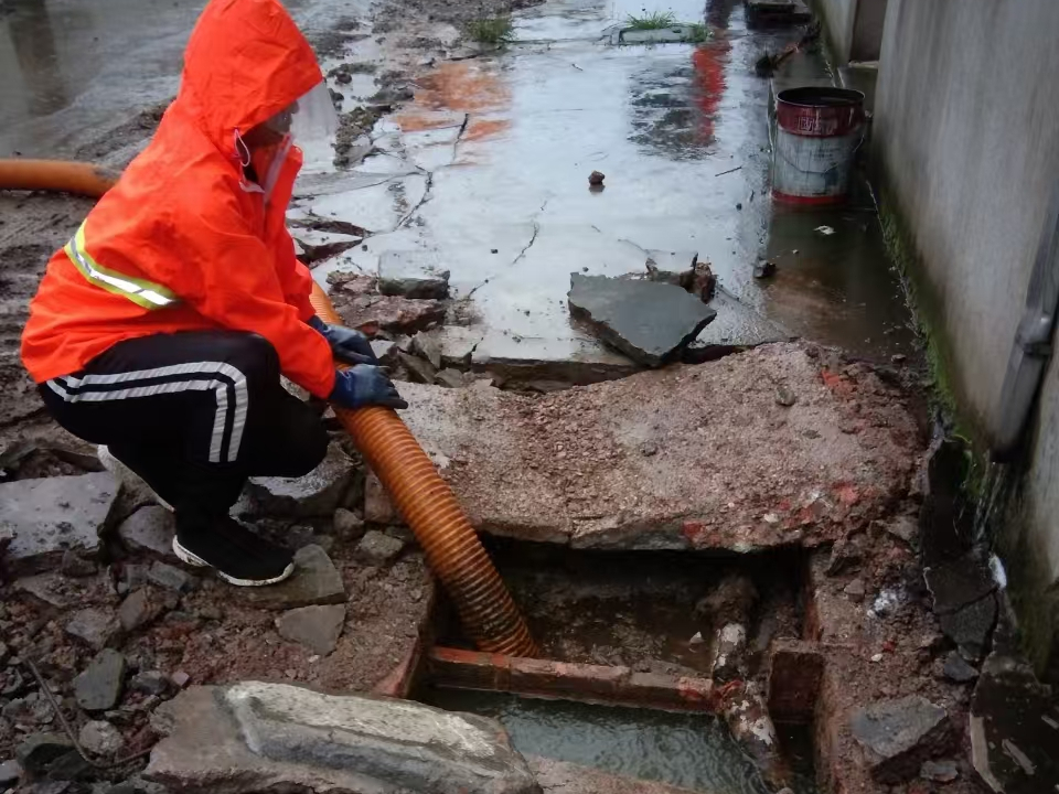 铁力专业清理污水池 炜誉市政以规范流程守护城市 “肠道”