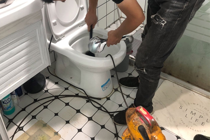 铁力马桶堵塞自己疏通还是找师傅？专业上门服务让你省时更省心