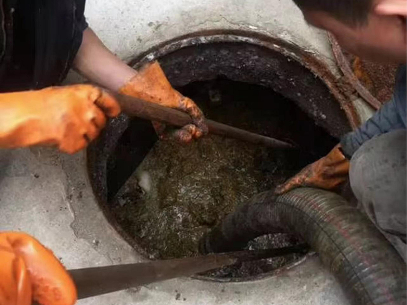 铁力清理化粪池时如何避免沼气的危害？